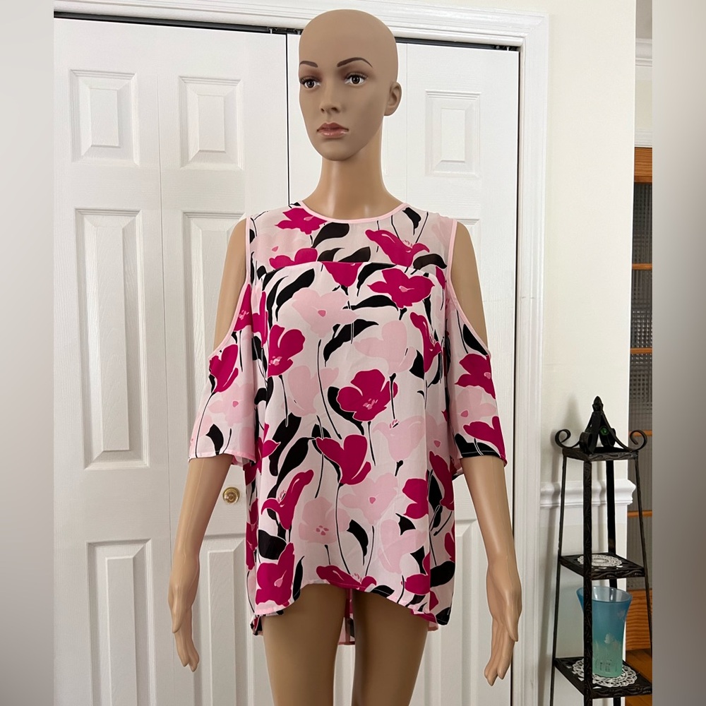NWOT VINCE CAMUTO SIZE M OPEN SHOULDER 3/4 SLEEVE BLOUSE.